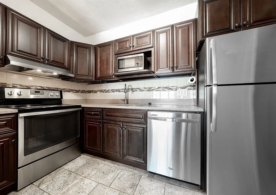 2 Larose Pl - Photo 3 of 7