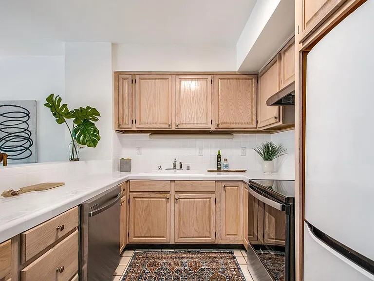 969 Hilgard Ave - Photo 4 of 6