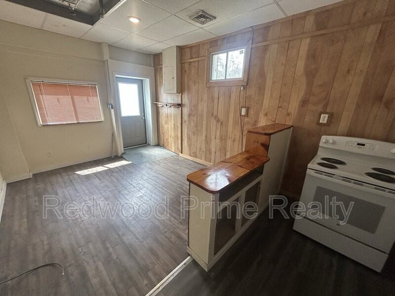 908 Main St - Photo 3 of 10