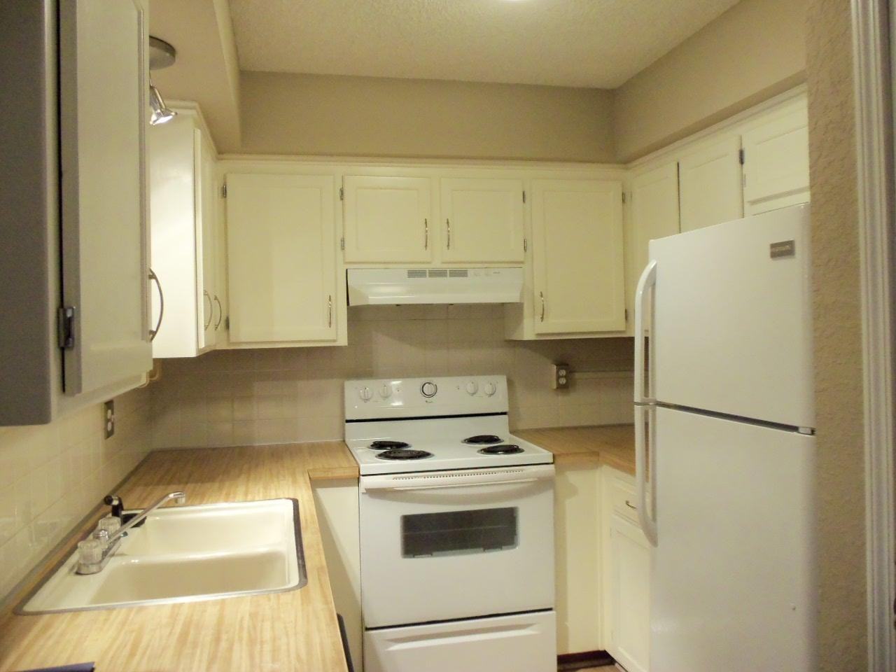 1414 Martway Cir #B - Photo 2 of 9