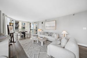 featured image of 1 E Delaware Pl