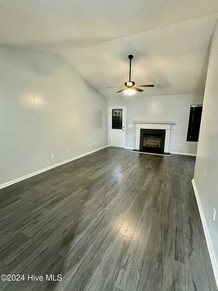 2702 Bluff View Dr #B - Photo 2 of 9