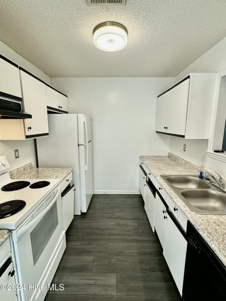 2702 Bluff View Dr #B - Photo 3 of 9