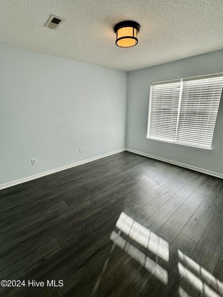 2702 Bluff View Dr #B - Photo 4 of 9