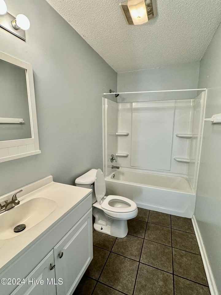 2702 Bluff View Dr #B - Photo 5 of 9
