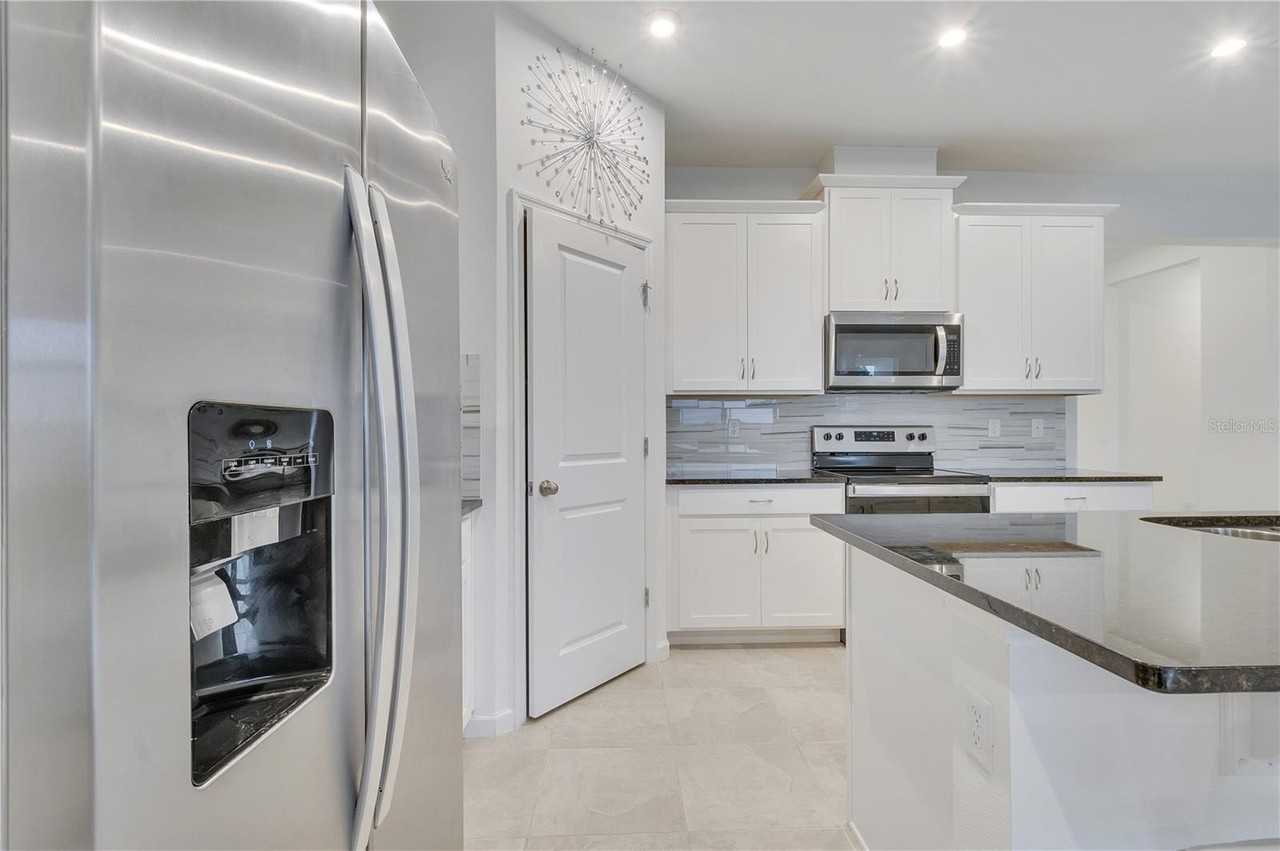 1098 Boardwalk Pl - Photo 4 of 35