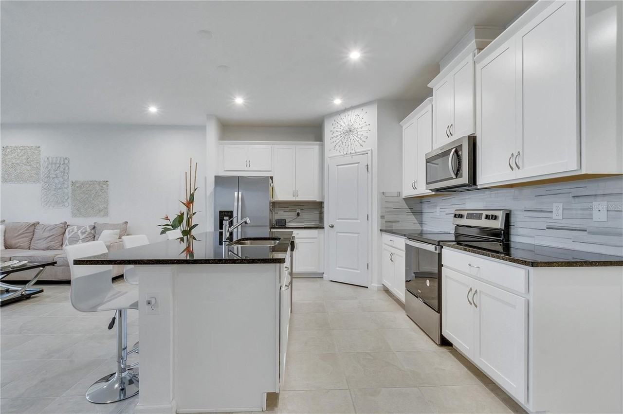 1098 Boardwalk Pl - Photo 7 of 35