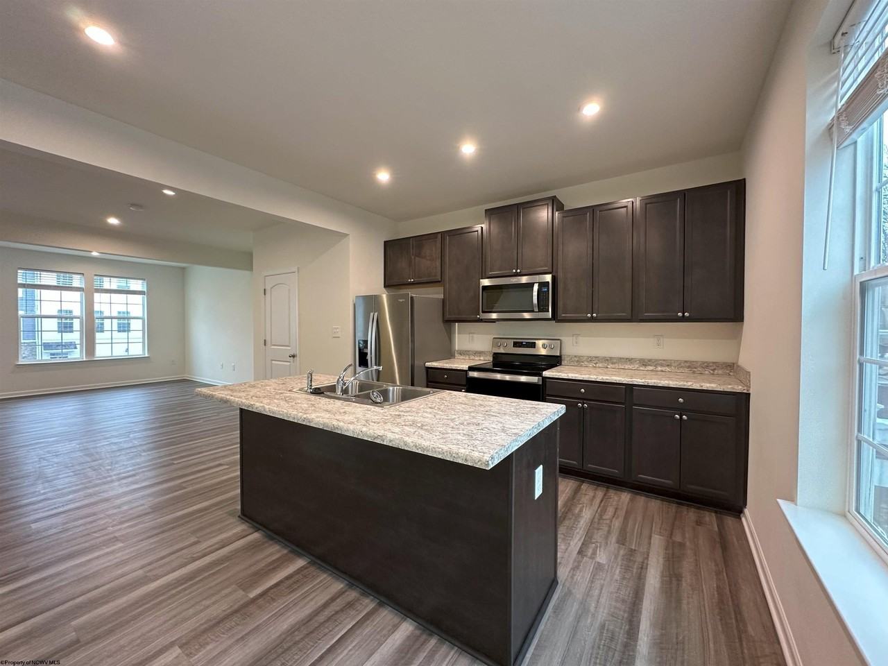 317 Bay St - Photo 4 of 16