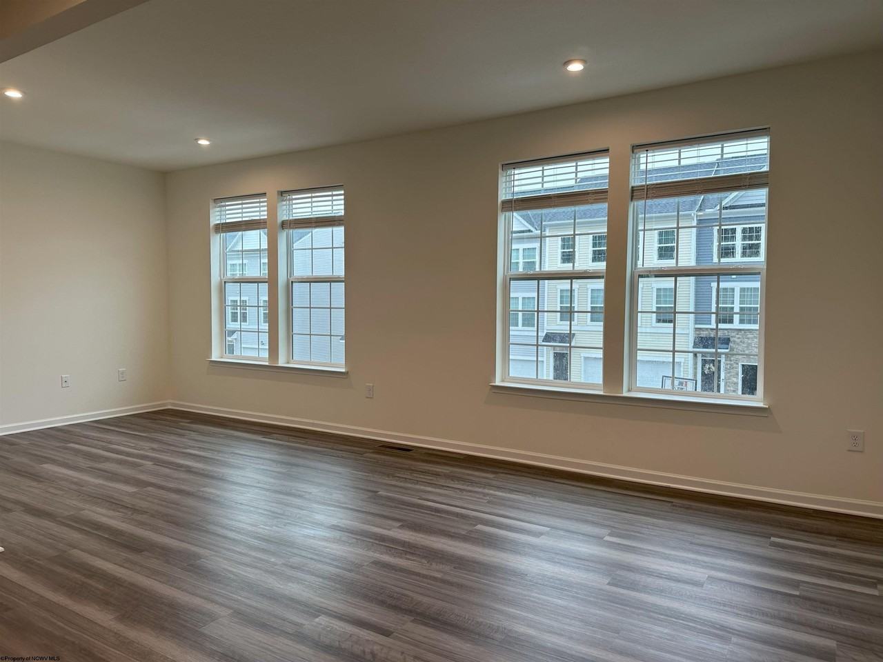 317 Bay St - Photo 5 of 16