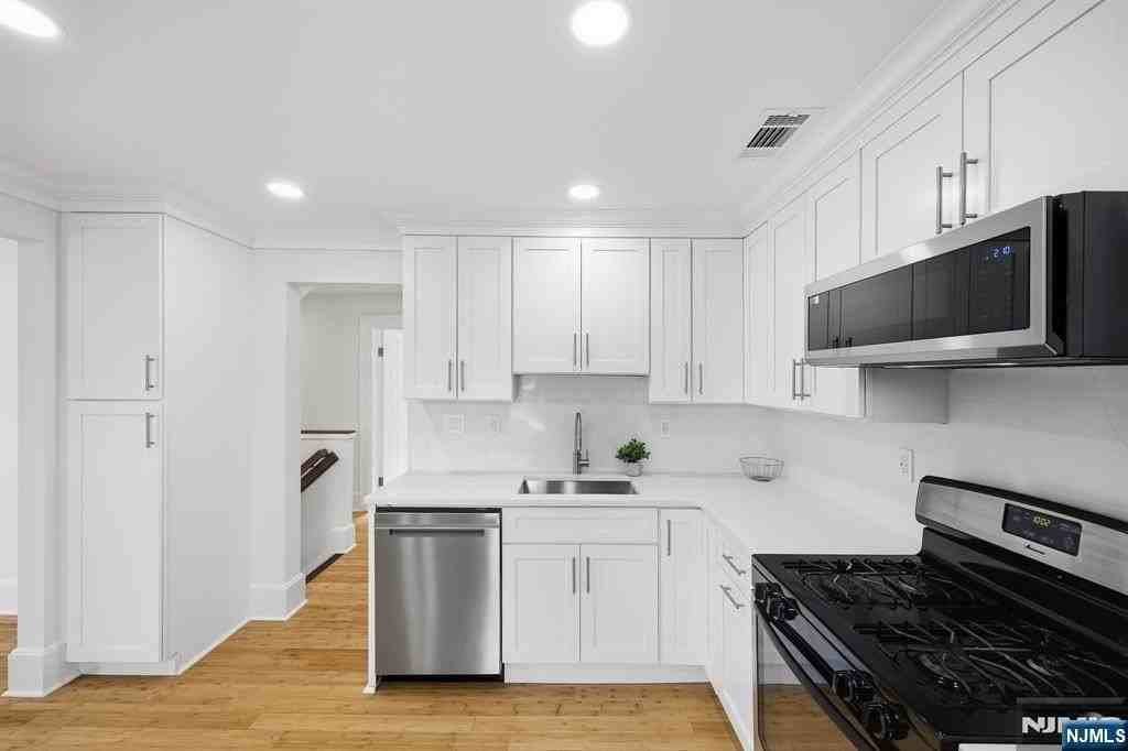136 7th Ave #2ndFL - Photo 4 of 18
