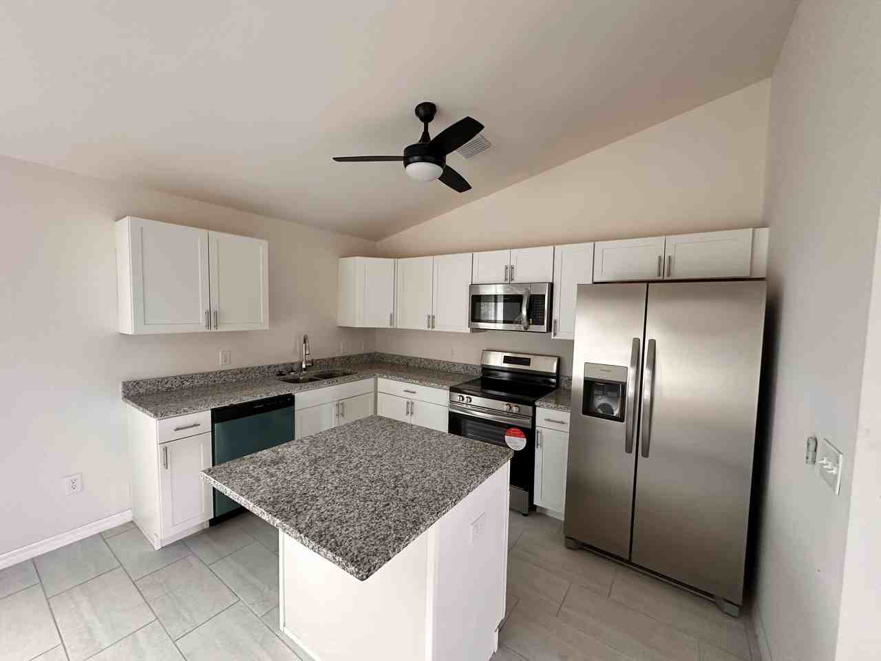 1820 Se 8th St - Photo 2 of 25