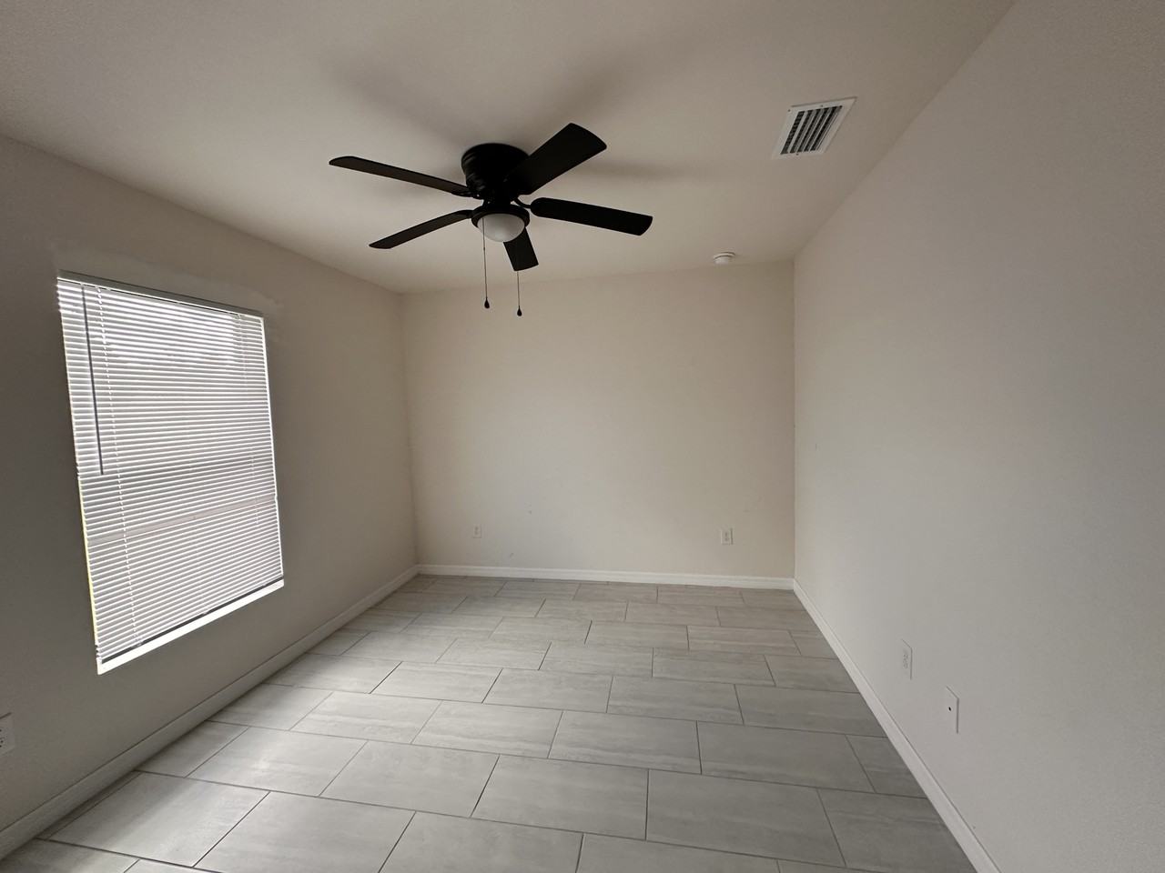 1820 Se 8th St - Photo 5 of 25