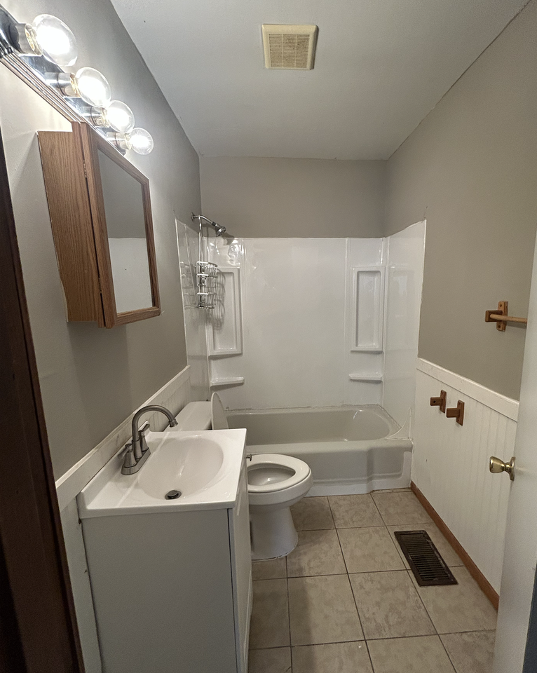 440 Oakmont St - Photo 3 of 7