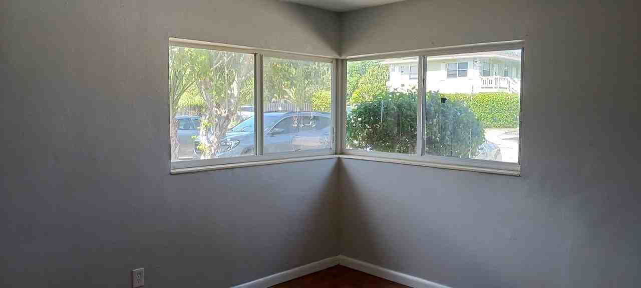 913 Southwest 15th Terrace - Photo 4 of 13