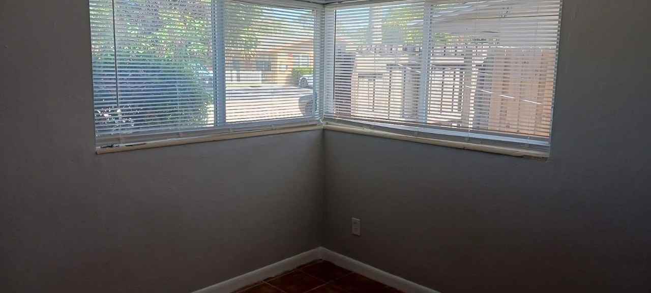 913 Southwest 15th Terrace - Photo 5 of 13