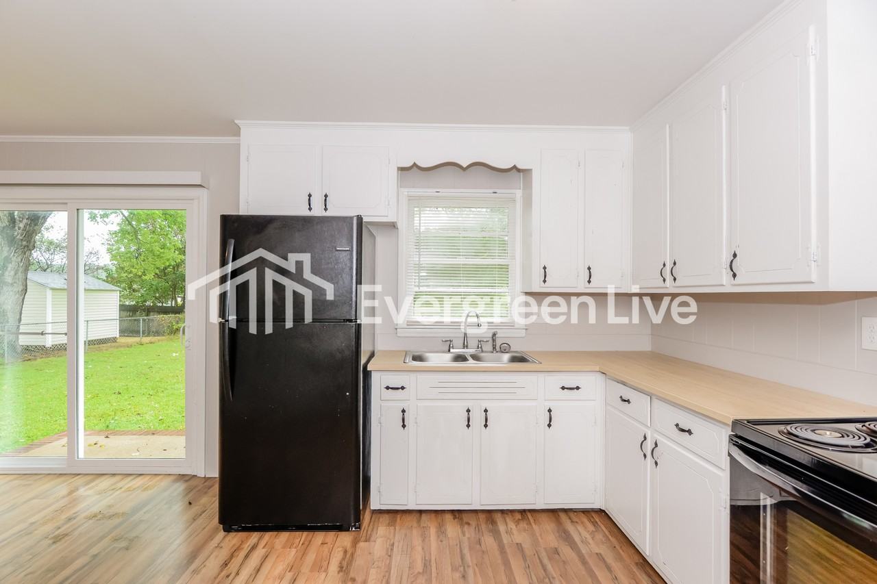 1011 Holly Dr - Photo 2 of 15