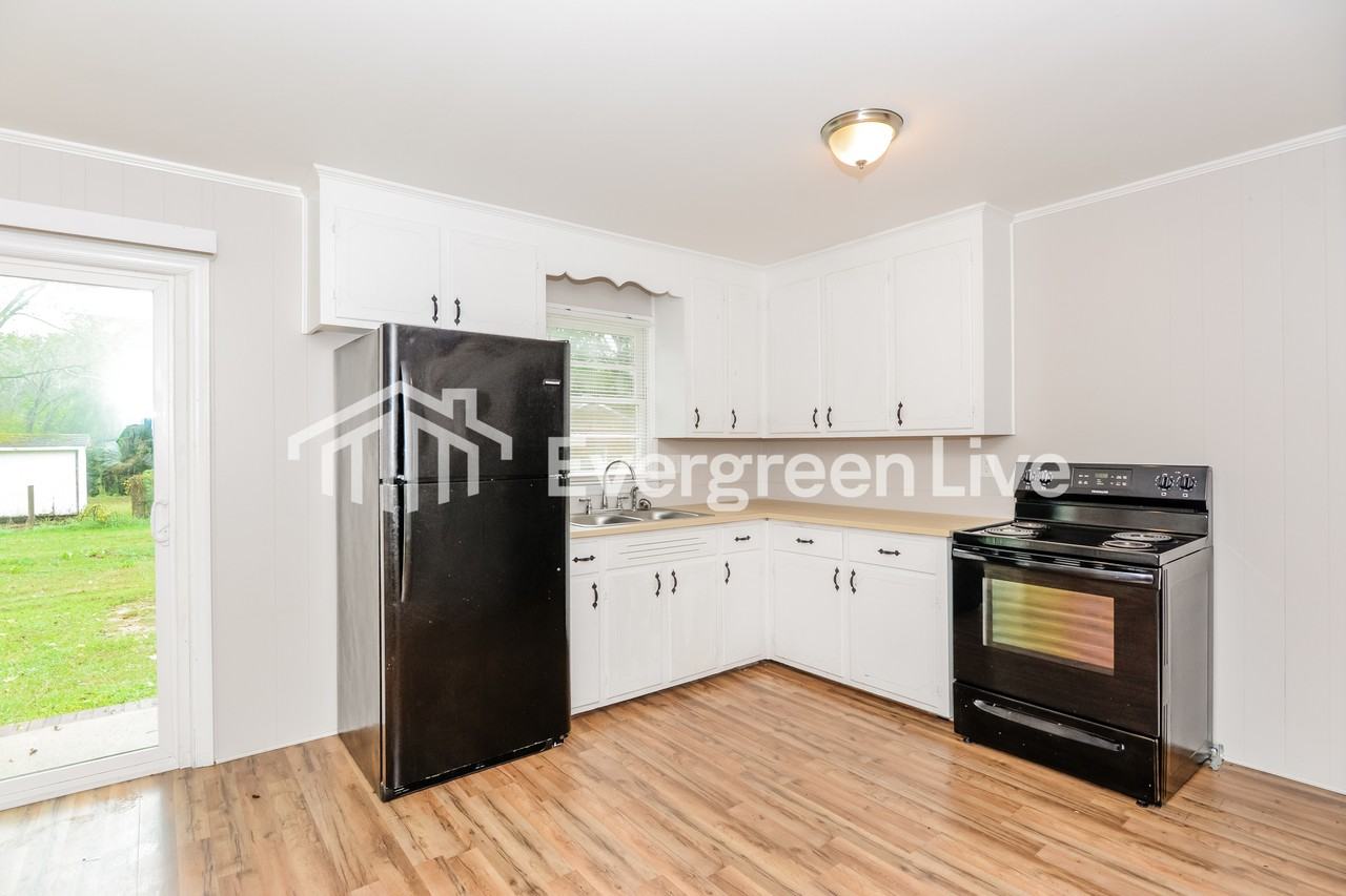 1011 Holly Dr - Photo 3 of 15