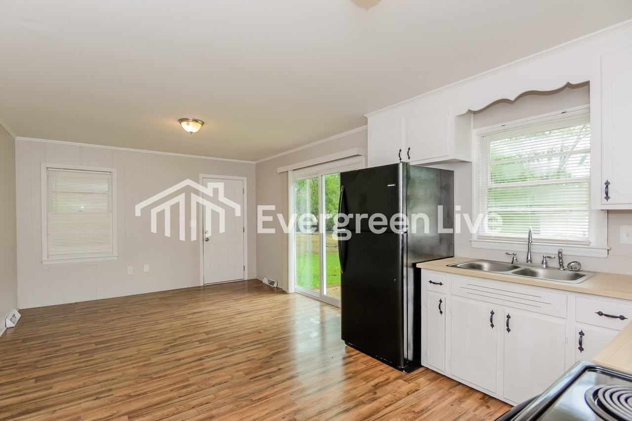1011 Holly Dr - Photo 4 of 15