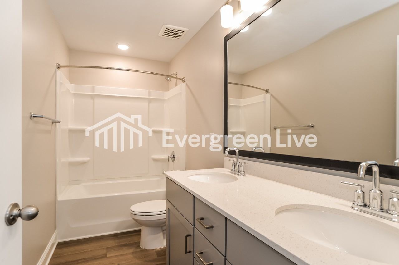 7032 Wistwood Ln - Photo 7 of 10