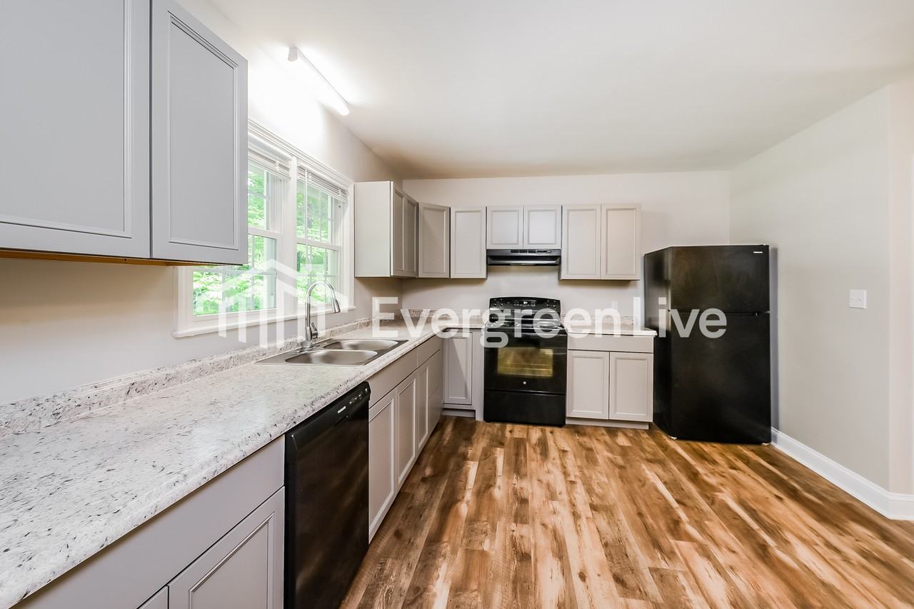 2832 Loch Dr - Photo 5 of 15