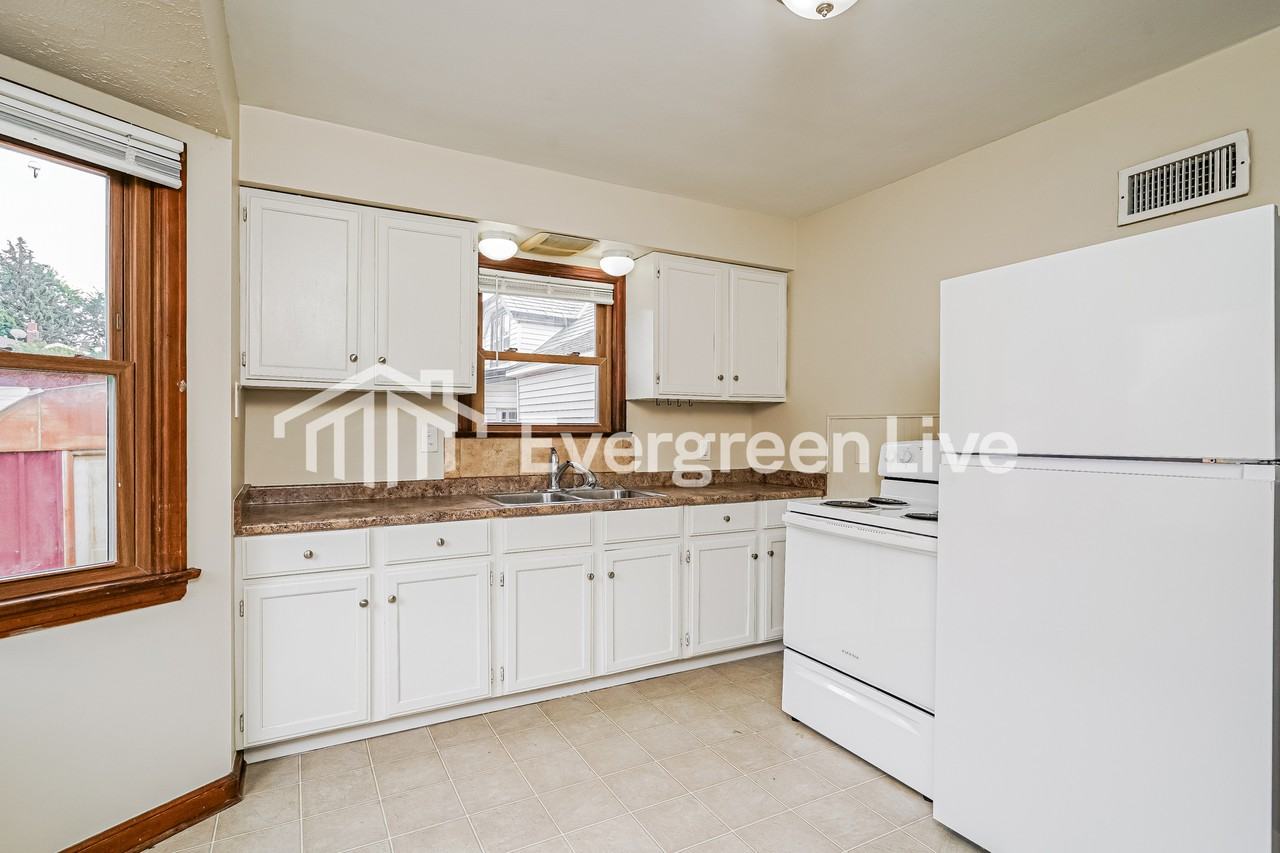 141 W Norwich St - Photo 3 of 15