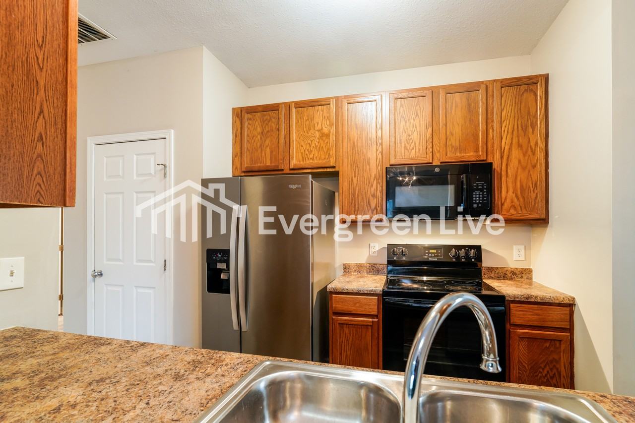 448 Riglaw Cir - Photo 2 of 15
