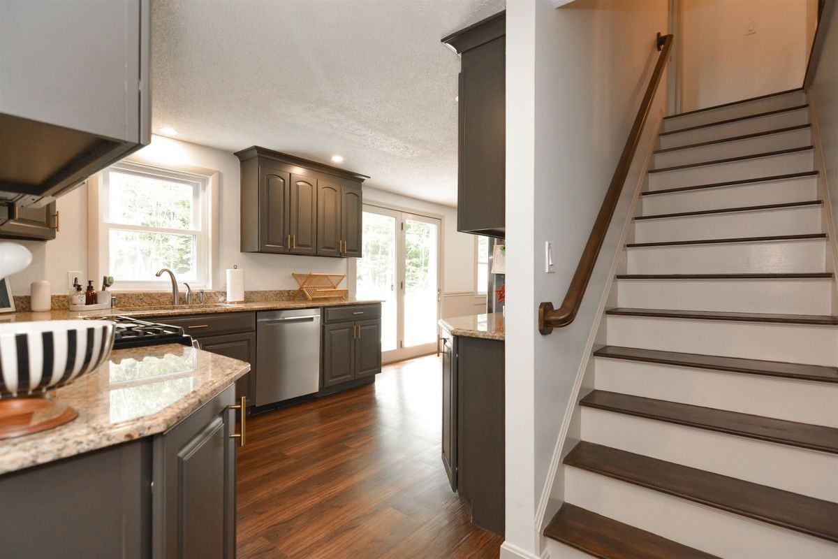 49 Academy Ave - Photo 4 of 32