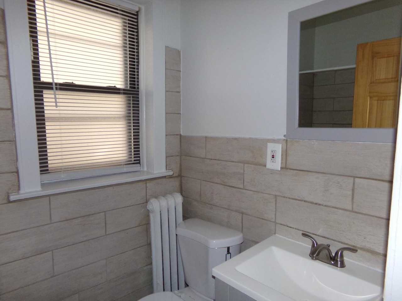 1619 W Morse Ave #208 - Photo 2 of 5