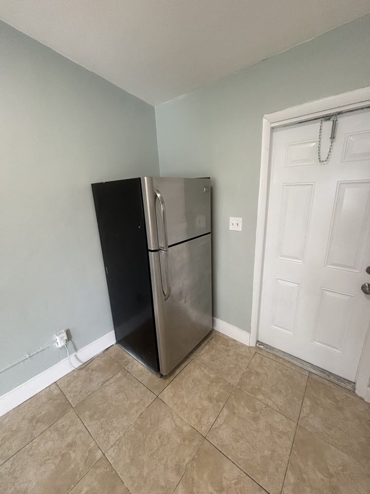 2911 NW 11th Pl - Photo 4 of 20