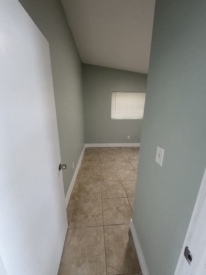 2911 NW 11th Pl - Photo 5 of 20