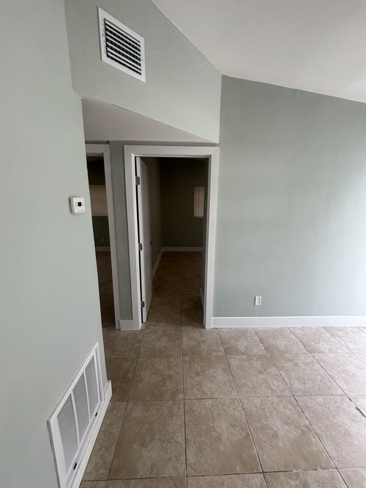 2911 NW 11th Pl - Photo 6 of 20