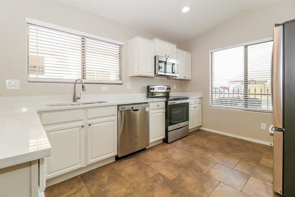 12571 W Fairmount Ave - Photo 7 of 16