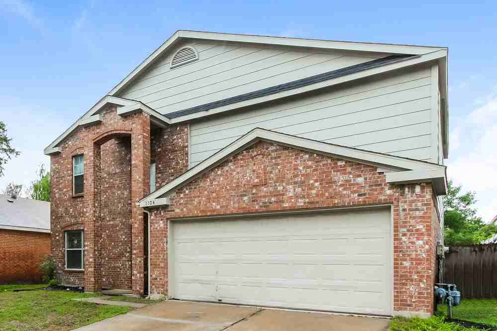 1104 Beechwood Dr - Photo 4 of 17