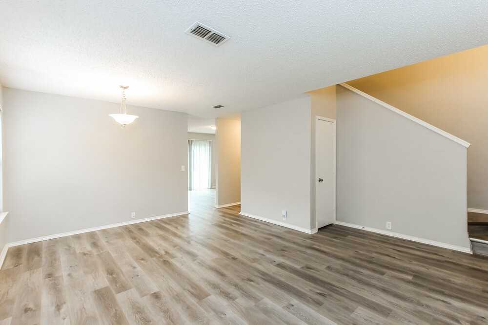 1104 Beechwood Dr - Photo 5 of 17