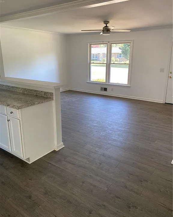 207 Corning St - Photo 4 of 15