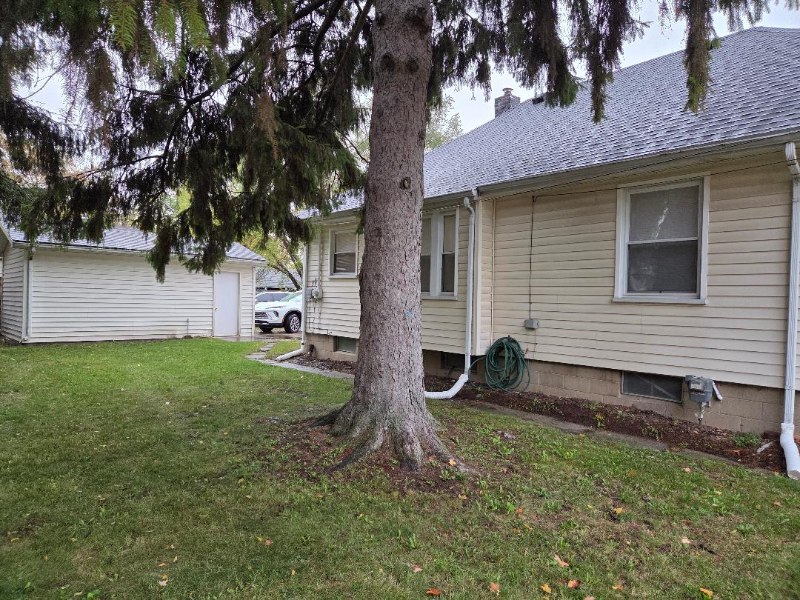 711 Yale St - Photo 2 of 9