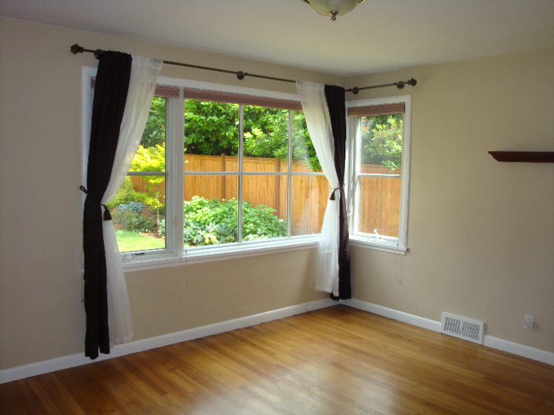 8244 39th Ave Ne - Photo 3 of 4