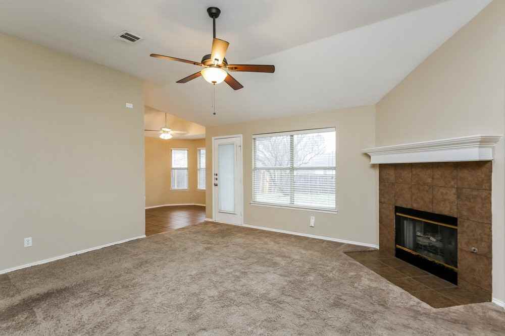 1037 Harriman Dr - Photo 5 of 16