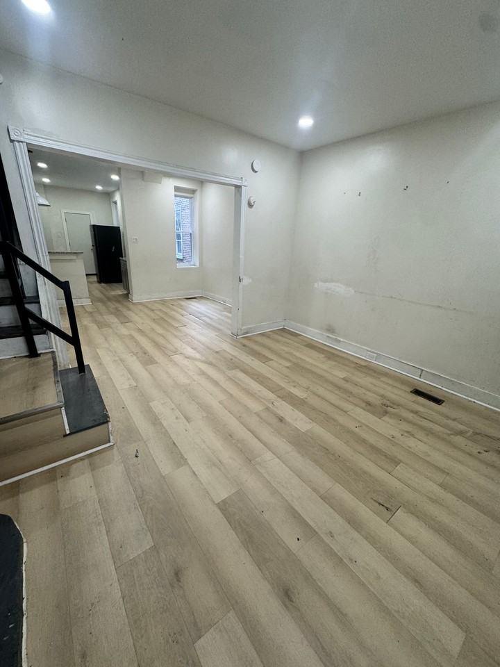 5540 Media St - Photo 2 of 14