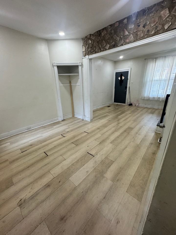 5540 Media St - Photo 3 of 14