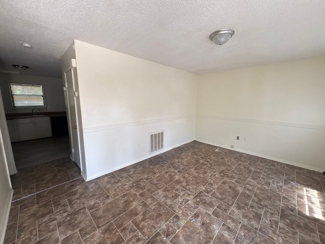131 Carriage Pl #4 - Photo 2 of 5