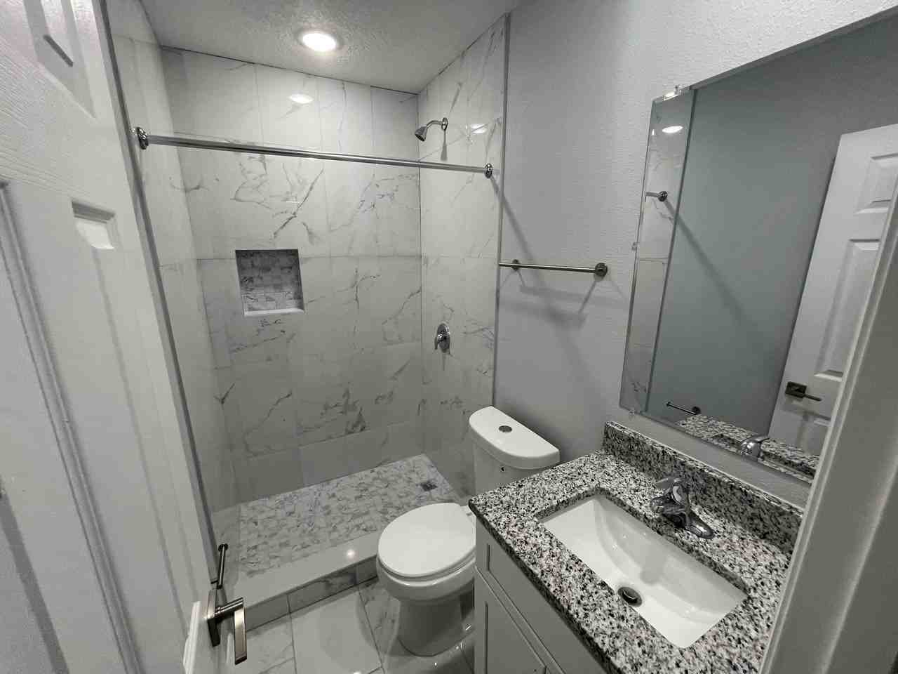 1806 Bay St - Photo 3 of 8