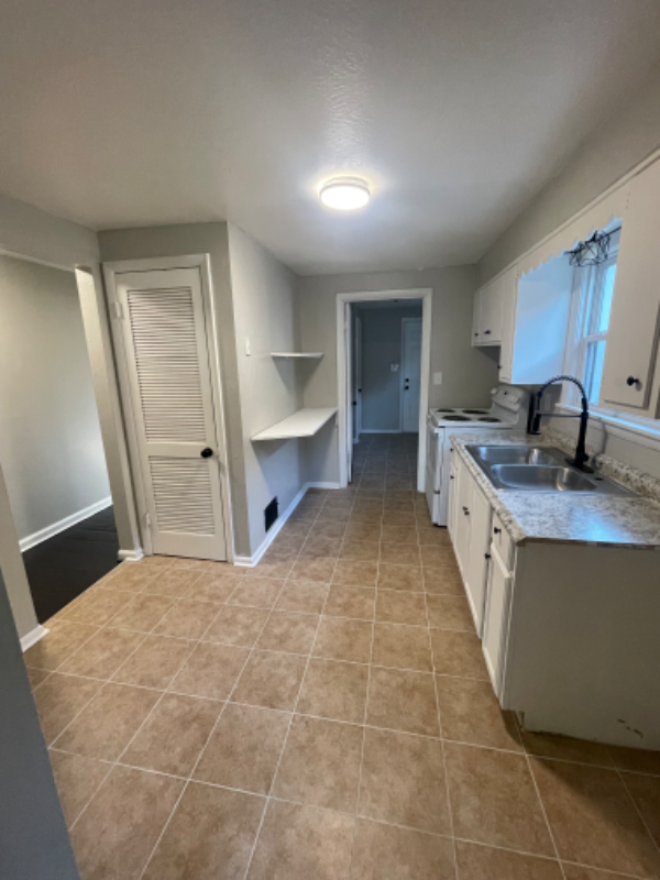 1737 W Gaulbert Ave #1 - Photo 4 of 8