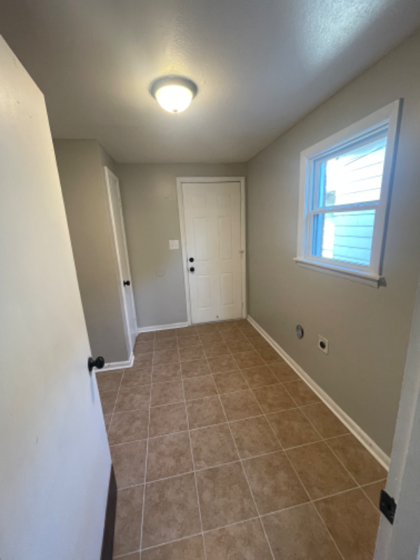1737 W Gaulbert Ave #1 - Photo 5 of 8