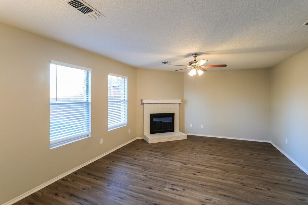 16101 Hollyhill Ct - Photo 4 of 17