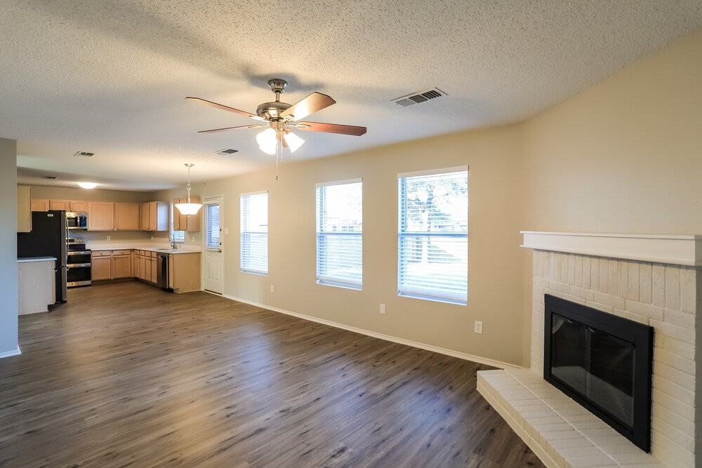 16101 Hollyhill Ct - Photo 5 of 17