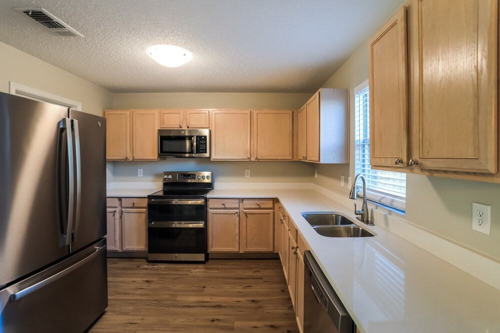16101 Hollyhill Ct - Photo 6 of 17