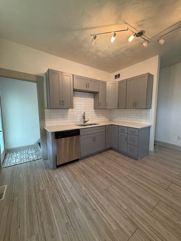 4127 Lakeman St - Photo 7 of 16