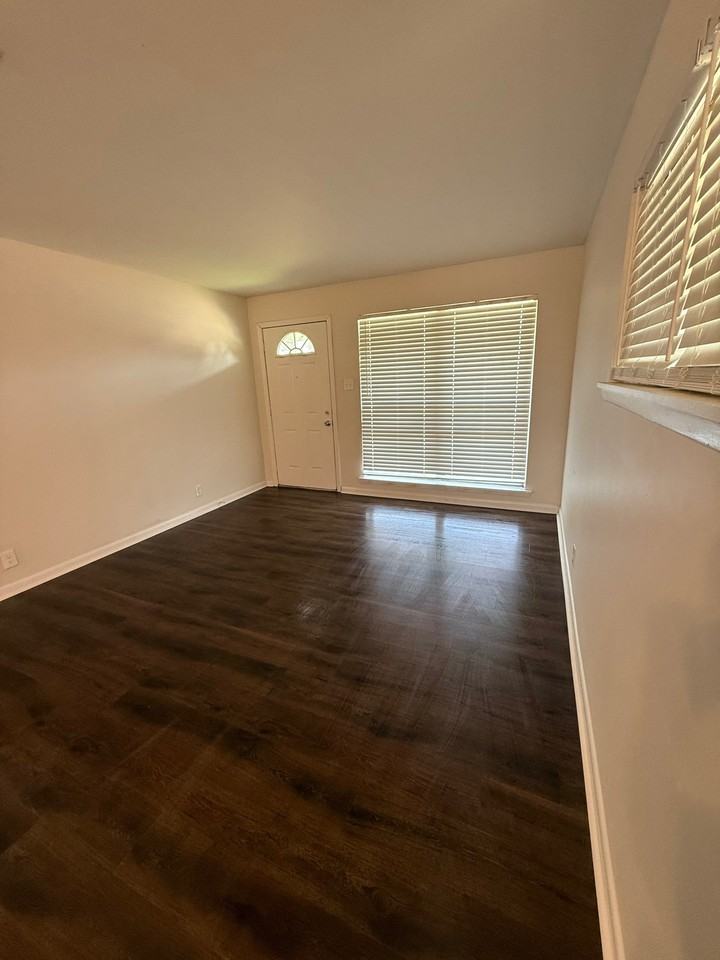 5115 N Woodland Dr - Photo 2 of 8