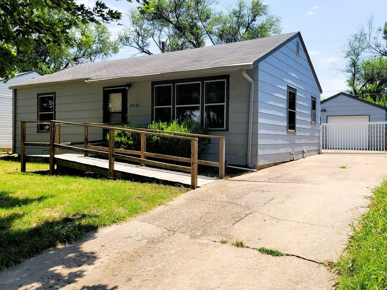 5935 E Bellaire St - Photo 2 of 18